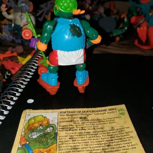 Skateboardin Mike TMNT Teenage Mutant Ninja Turtles Complete with File Card